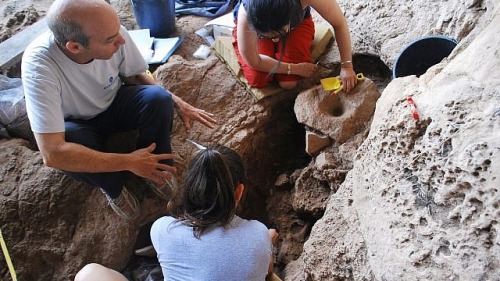 美國史丹福大學及以色列海法大學合作的考古科學團隊，在以色列Raqefet山洞內進行考古研究。