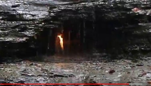 传说中瀑布洞穴的“永恒之火”