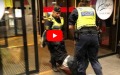 中国游客被瑞典警察丢坟场到底谁是谁非