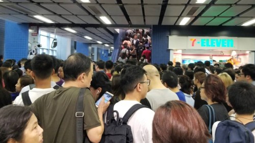 港鐵九龍塘站擠滿了上班人潮