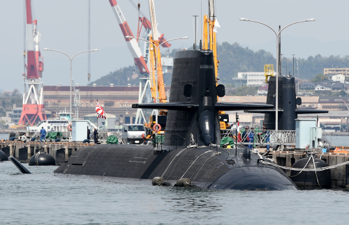2016年4月12日，日本海上自衛隊潛艇停泊在廣島縣吳市的一個碼頭。