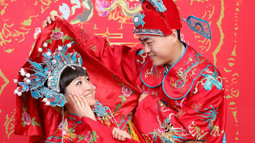 中國古代的婚禮，穿龍袍帶鳳冠的，好不熱鬧。