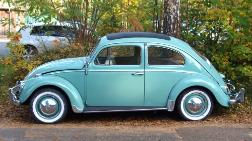外形奇特的甲克虫是大众最经典的汽车车型。它诞生于纳粹时期，曾风靡全球，成为荧屏宠儿和汽车史上的一个传奇。如今，大众宣布甲克虫将于明年停产。