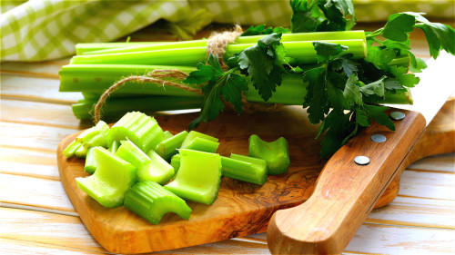 適當飲用芹菜汁有助於降血壓，清除體內自由基、降低膽固醇。