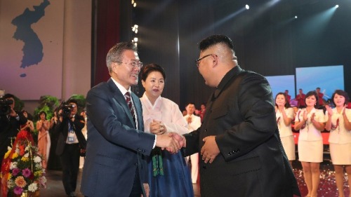 2018年9月18日，韓國總統文在寅訪問朝鮮期間參觀平壤大劇院，與金正恩握手。