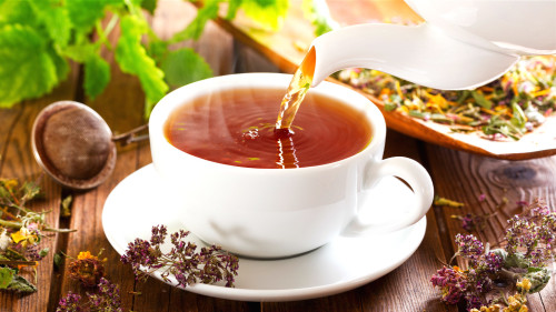运用不同的茶叶泡水煮饭，可以防治不同的老年病。