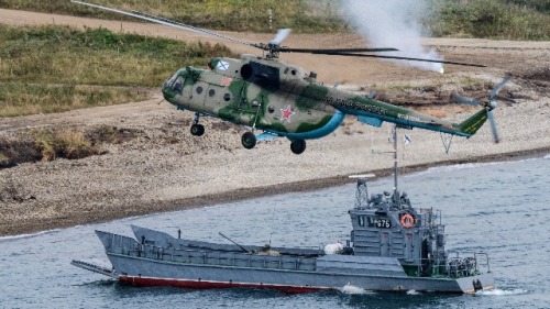 中国、伊朗和俄罗斯于12月27日至30日，在印度洋和阿曼海举行为期4天的联合海军演习。2018年9月，中俄举行联合军事演习。（图片来源：MLADEN ANTONOV/AFP/Getty Images）