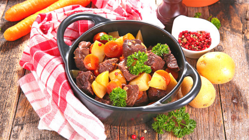 牛肉和土豆有强健脾胃、益气强身等功效，若再加上三七炖煮还能净化血管。