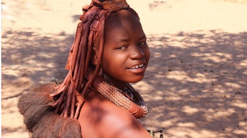 非洲一原始部落 男人必须娶多个妻子 女人终身不洗澡