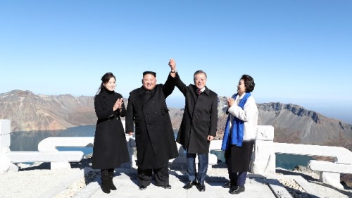 9月20日，朝鮮最高領導人金正恩與韓國總統文在寅一起登上白頭山（中國稱長白山）。