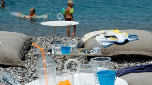 地中海是世界上塑料污染程度最高的海洋之一。每年有超过2亿游客前往地中海，夏季使用一次性塑料包括吸管和搅拌器，塑料杯，使海洋垃圾增加40％。