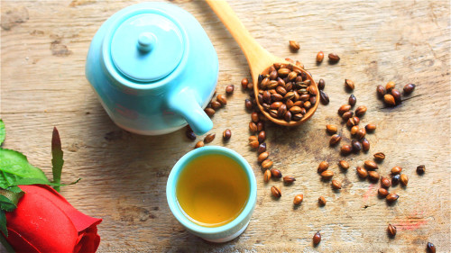 大麦茶有解腻、消积、去辣、助消化、消暑除热的功效。