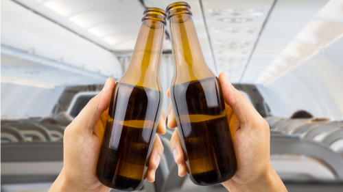喝酒不是商務艙乘客專屬的權利，經濟艙也有餐前酒。