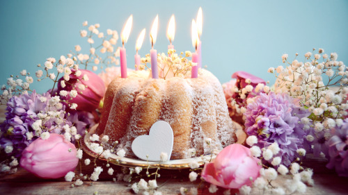 碰上生日、蜜月、結婚紀念日飛機上會送小蛋糕增添溫馨回憶。