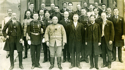 1913年10月10日袁世凱正式就任中華民國大總統之後，各國駐華使節覲見合影