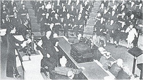 宋美龄在美国国会把中国人英勇抗战的情况介绍给美国人。