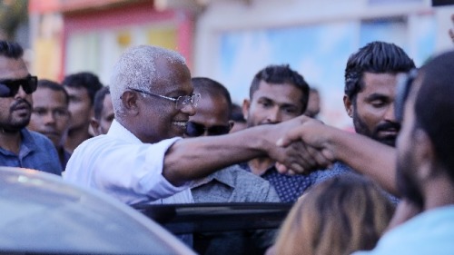 馬爾地夫總統薩利赫與選民握手