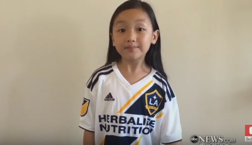亚裔7岁女孩唱美国国歌铁肺般歌声燃爆现场！