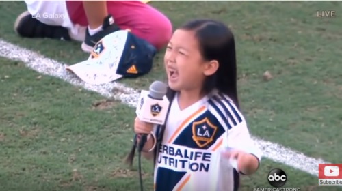亚裔7岁女孩唱美国国歌铁肺般歌声燃爆现场！