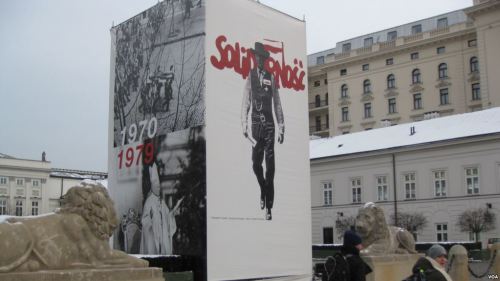 波蘭首都華沙街頭的宣傳畫，反映團結工會和羅馬教皇約翰保羅二世。