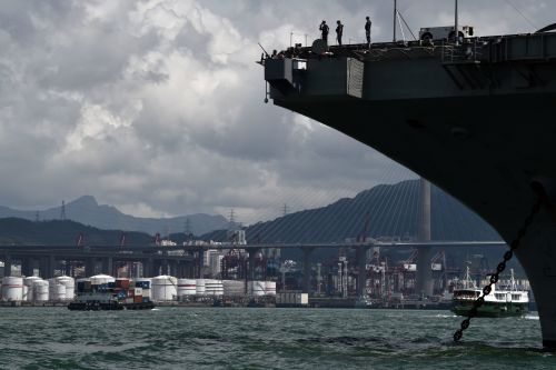 2017年10月2日，美军里根号航空母舰停靠香港。