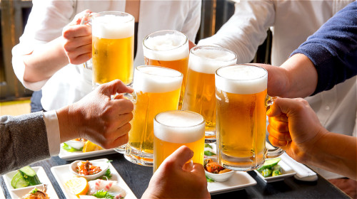 男人们社交频繁，大量饮酒是引起酒精肝的重要因素。