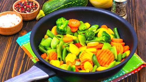 经常吃一些西兰花、胡萝卜，对保护肝脏健康十分有利。