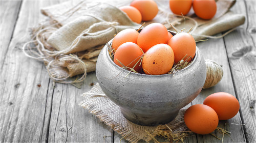 鸡蛋的营养非常全面，每天早上吃1个鸡蛋有利健康。