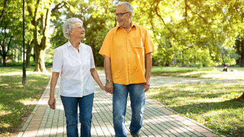 老人经常饭后散步，有助于防止肌肉萎缩以及锻练关节的灵活性。