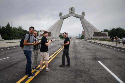 2018年7月25日，外國遊客在平壤三憲章紀念碑前拍照留念。