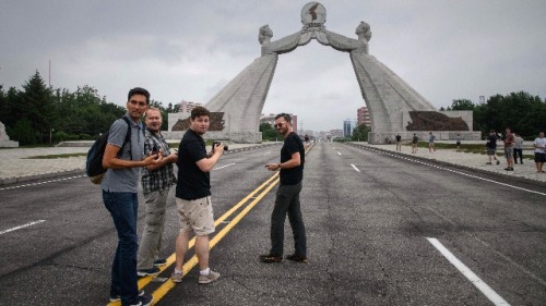 2018年7月25日，外国游客在平壤三宪章纪念碑前拍照留念