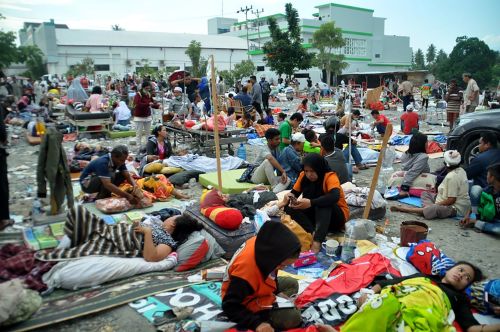 2018年9月29日，地震和海啸袭击了印尼苏拉威西省，医疗队成员帮助医院外的病人。