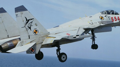 一架J-15飛鯊（J-15 Flying Shark）戰鬥機在遼寧號航空母艦上起飛