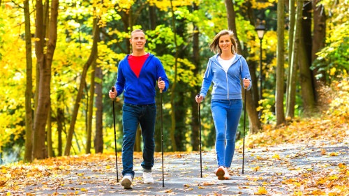 饭后散步可帮助消化，避免出现积食的情况，达到延年益寿的效果。