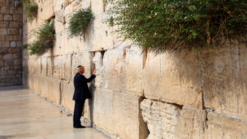 2017年5月22日，美国总统川普在耶路撒冷旧城西墙（哭墻）。
