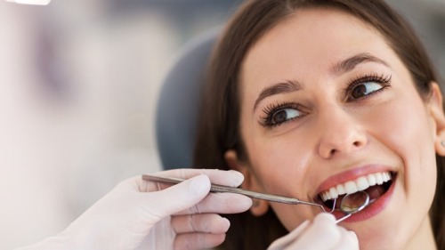 洗牙会使牙缝会变大，这个在大众深信不疑的谣言里，绝对该是排行第一的。