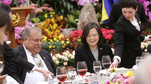 2017年3月7日， 中華民國總統總統蔡英文以國宴款待諾魯共和國總統瓦卡（Baron Divavesi Waqa）伉儷。