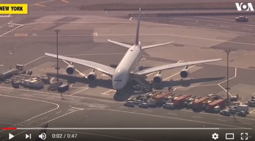 飞机抵达机场后 救护车到场
