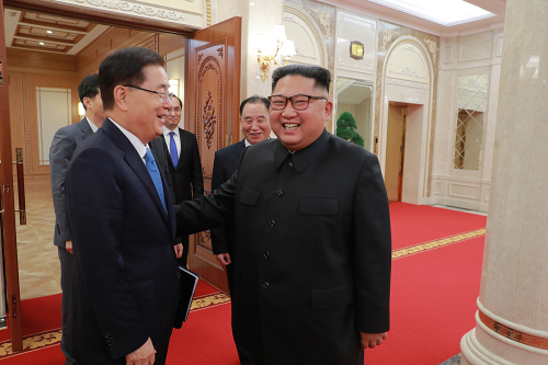 2018年9月5日，南韓總統府青瓦台國家安保室長鄭義溶（左）與朝鮮領導人金正恩（右）在朝鮮平壤舉行會議。