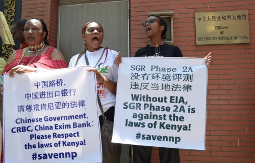 2016年10月17日，中国驻内罗毕大使馆外的示威活动，肯尼亚人抗议中国政府正在建设的标准轨道铁路（SGR）的规划路线。