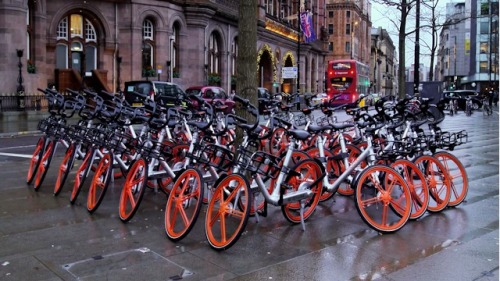 在曼徹斯特街頭的自行車