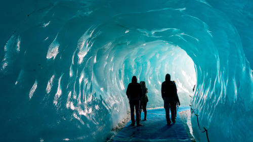 南極的冰穴溫暖如夏天。