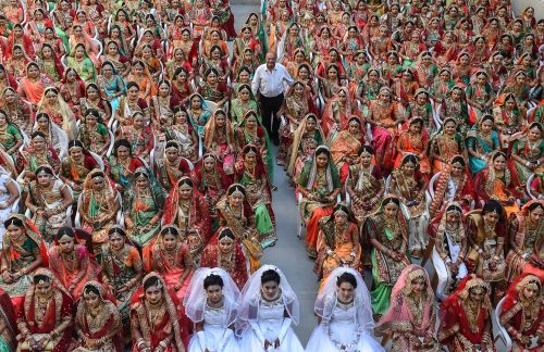印度富豪为自己的干女儿证婚 让这些无父无母的女孩可以完成婚礼