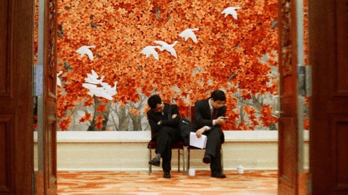 2012年11月9日，中国共产党第十八次全国代表大会期间，人民大会堂的两名工作人员。