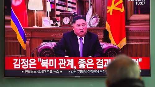 2019年1月1日，一名男子在在首爾火車站觀看朝鮮領導人金正恩發表新年演講的電視新聞報導