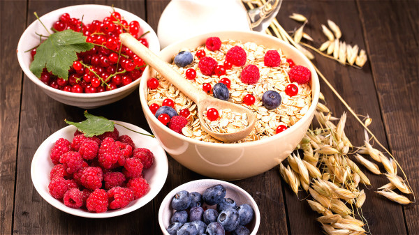多吃浆果和燕麦有助于降低坏胆固醇水准，发挥稳定血糖的作用。