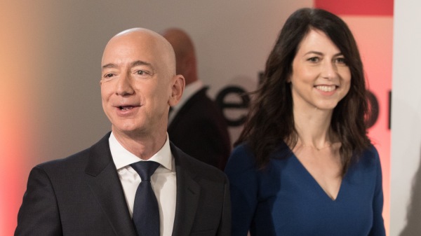 世界首富、亚马逊公司执行长贝佐斯（Jeff Bezos）与妻子麦肯齐‧贝佐斯（MacKenzie Bezos）