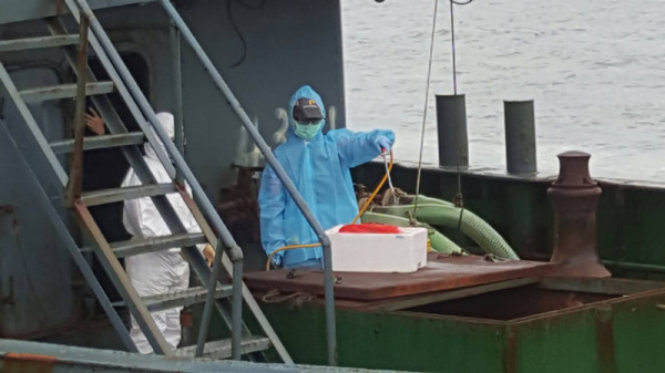 澎湖海巡队1月12日在澎湖七美西南海域查获了一艘中国大陆“永兴8号”搬运船越界，赫然发现船上有大约10公斤的猪肉。
