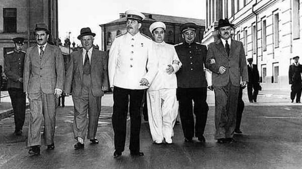 左起：米高扬，赫鲁晓夫，斯大林，马林科夫，贝利亚，莫洛托夫。