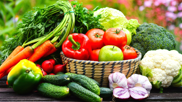 每天的饮食保证摄取足够的蔬菜，对维护乳房的健康很有帮助。